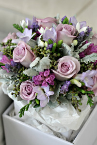 mauve green bouquet roses